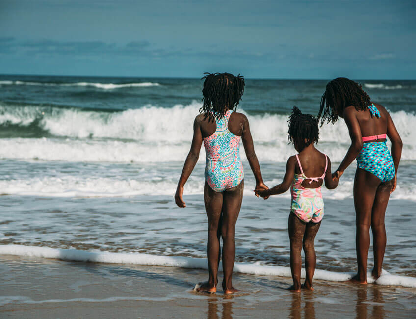 Noku Beach House - Little girls on the beach